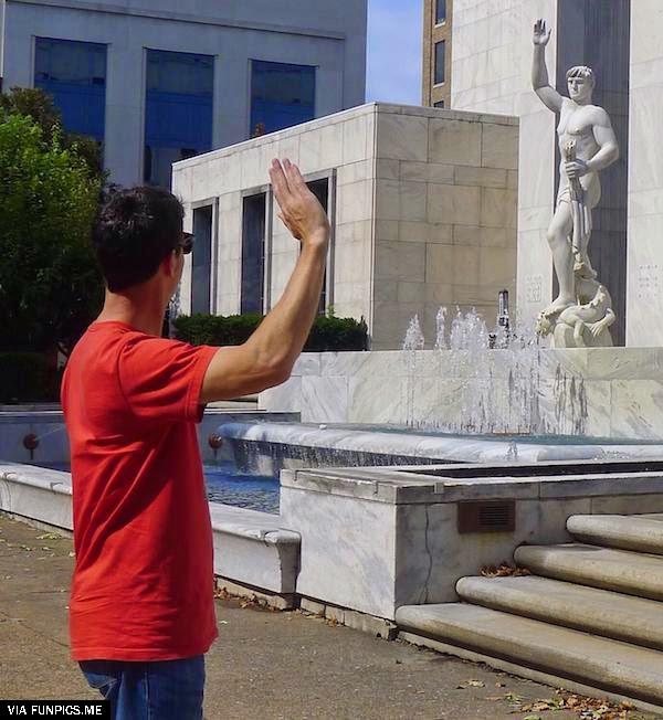 people imitate statues so well 2