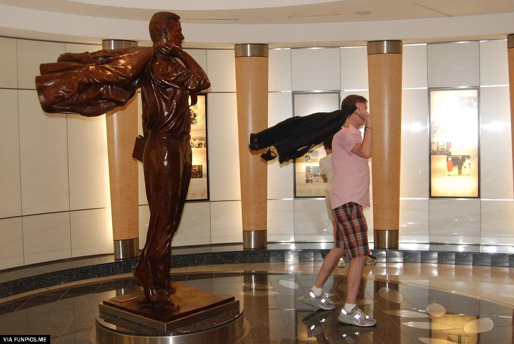 people imitate statues so well 24