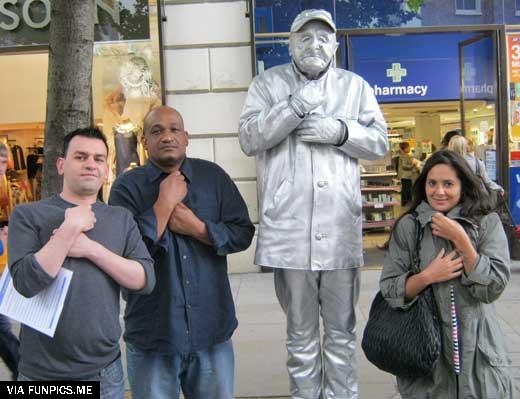 people imitate statues so well 7