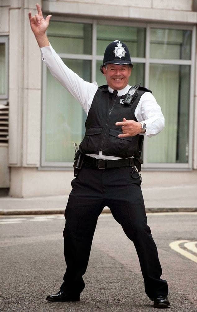 Pleasing the policeman. Бобби полицейский. Полисмены Янки. Танец полисмен. Полиция танцы.