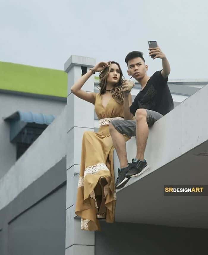 Photoshop guru doing the selfie with hot blonde