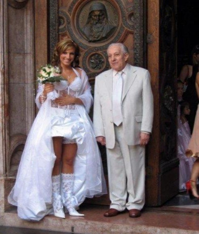 1 Horrendous Ugly Wedding Dress Fail Half Wedding Dress Missing